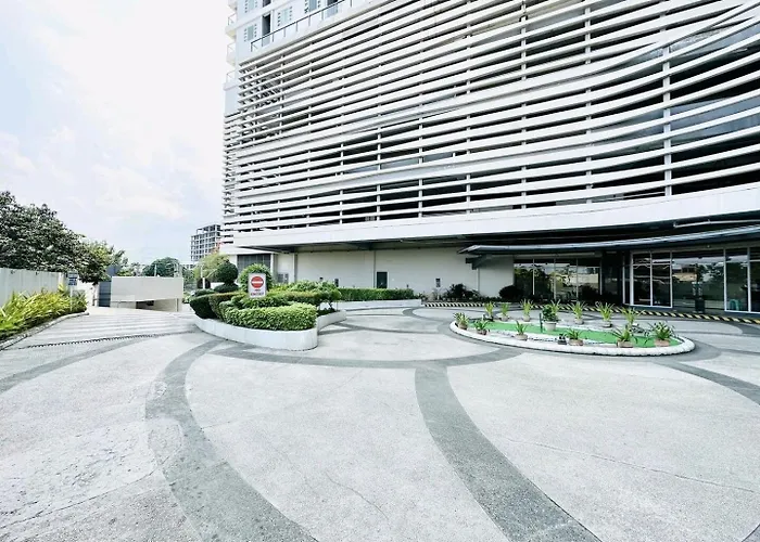 Aparthotel Group-friendly 2br With Mall Access